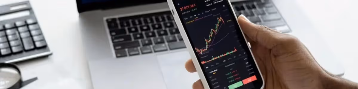 Revisión de operaciones de inversión en el móvil y el portátil