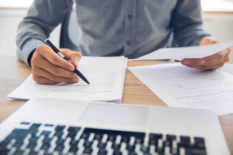 Persona revisando y firmando la documentación de un caso