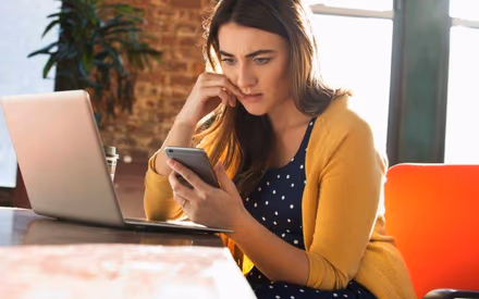 Persona revisando con preocupación su teléfono